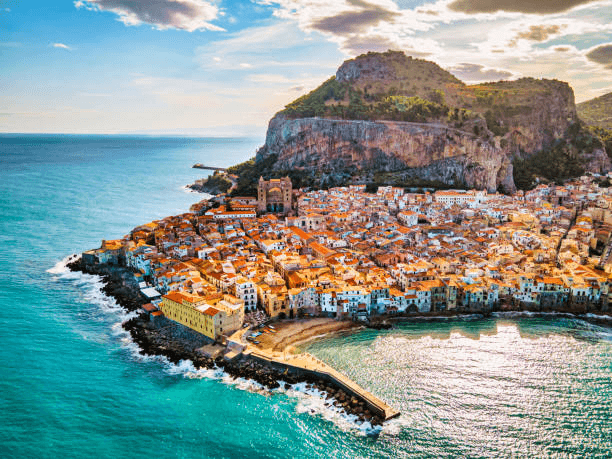 Panorama della Sicilia con vista sul mare e sulla costa