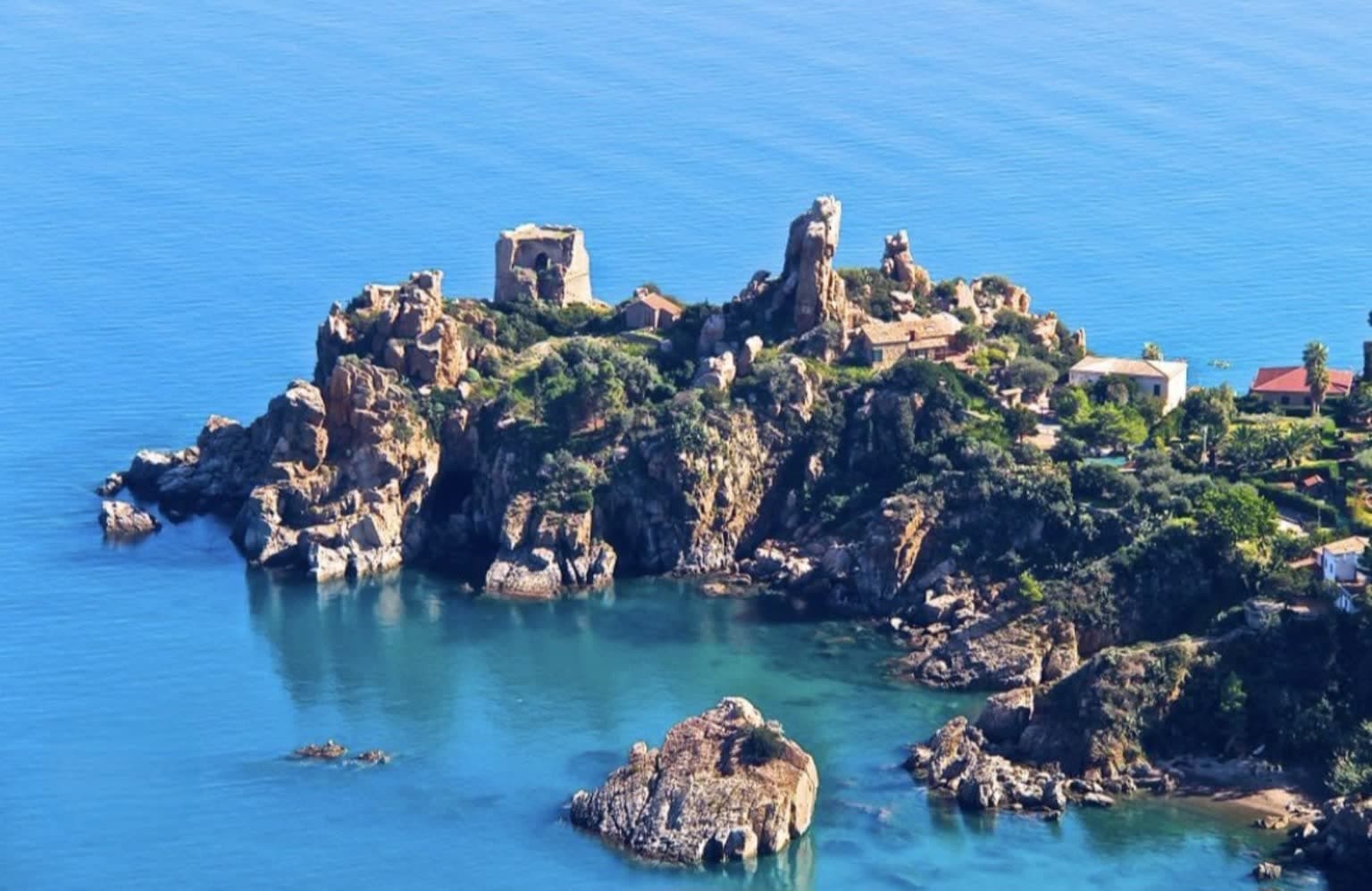 Navigazione tra Baie, Grotte e Torre Arabo-Normanna