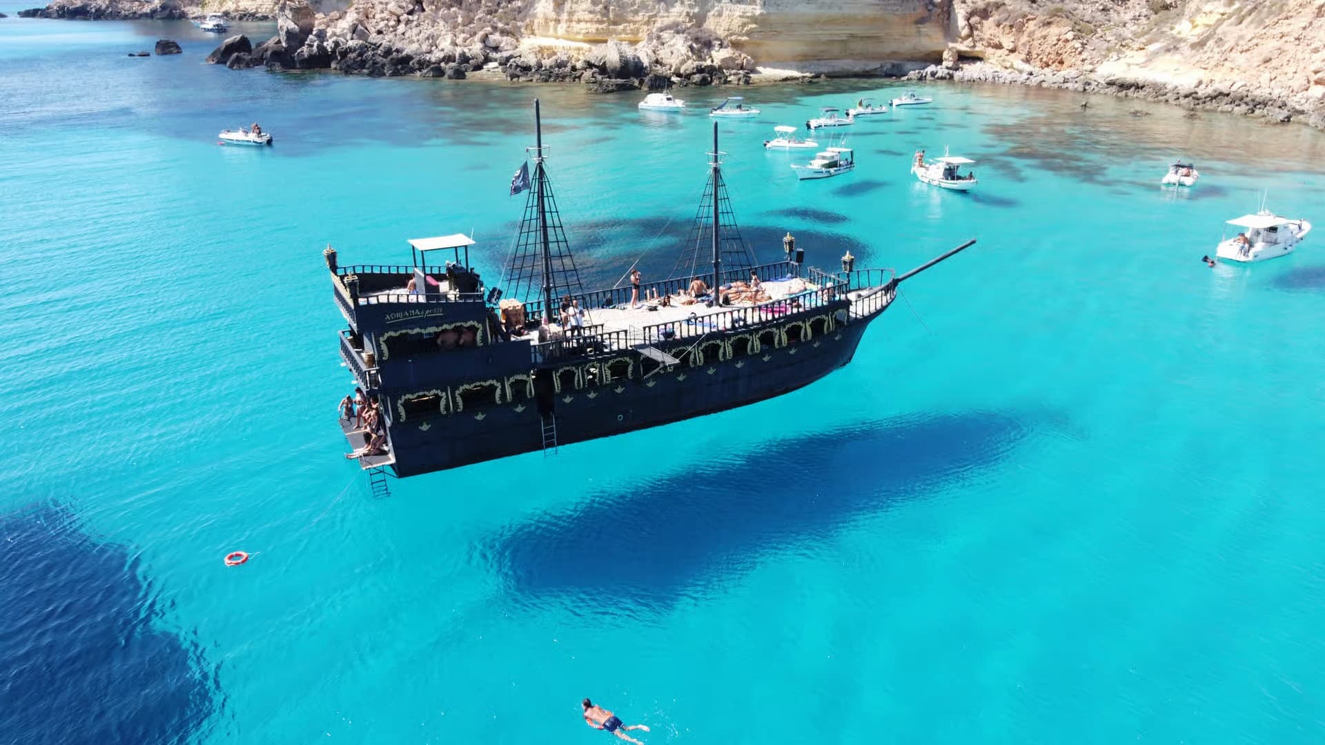 Excursion en bateau pirate en journée avec déjeuner et musique - Lampedusa 1