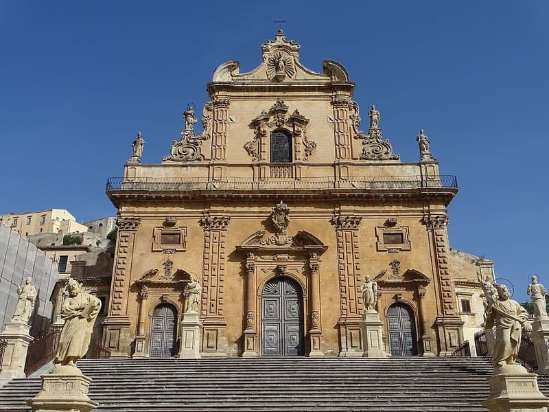 Duomo di San Pietro: la chiesa madre con i Dodici Apostoli