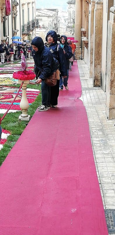 Infiorata di Noto: il tappeto di fiori barocco in Via Nicolaci