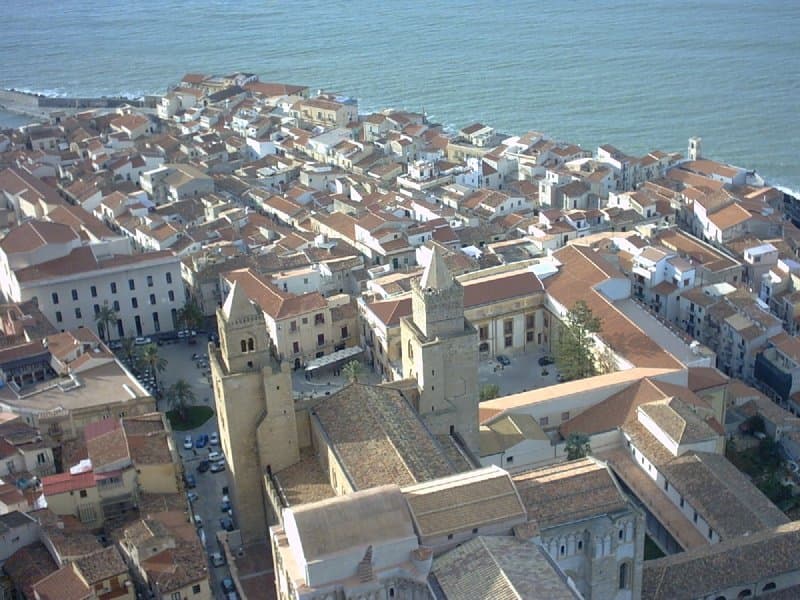 Centro storico medievale di Cefalù: vicoli e affacci sul mare