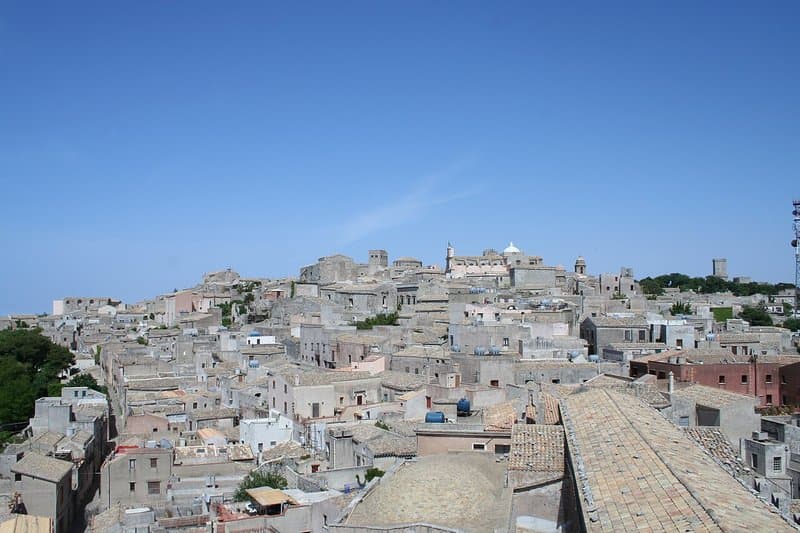 Erice: il borgo medievale sospeso nel cielo della Sicilia occidentale