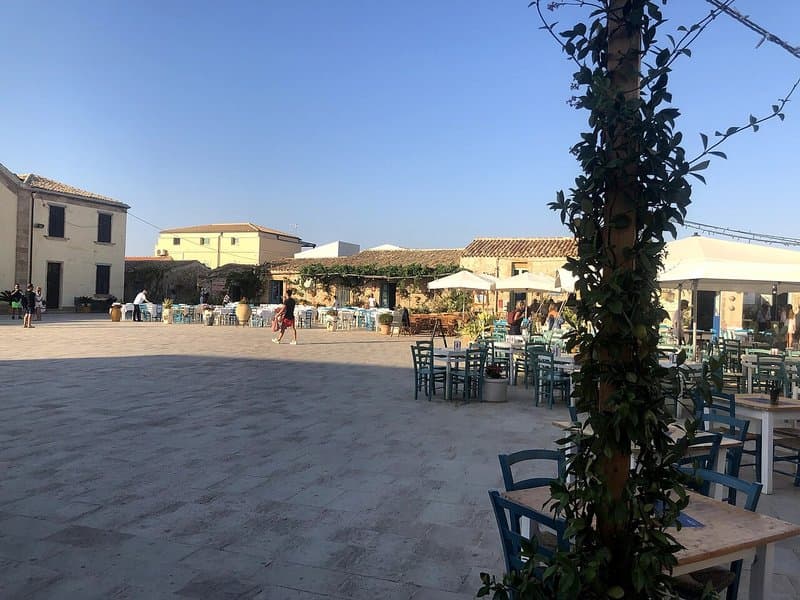 Piazza Regina Margherita: il salotto del borgo marinaro più bello