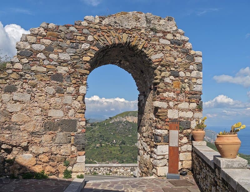 Castelmola: il borgo medievale sopra Taormina con vista sull'Etna